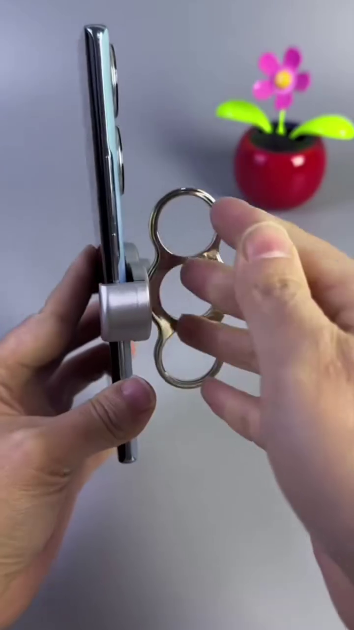 2-in-1 Phone Gripper & Stand – Secure Grip and Hands-Free Viewing Anywhere 📱