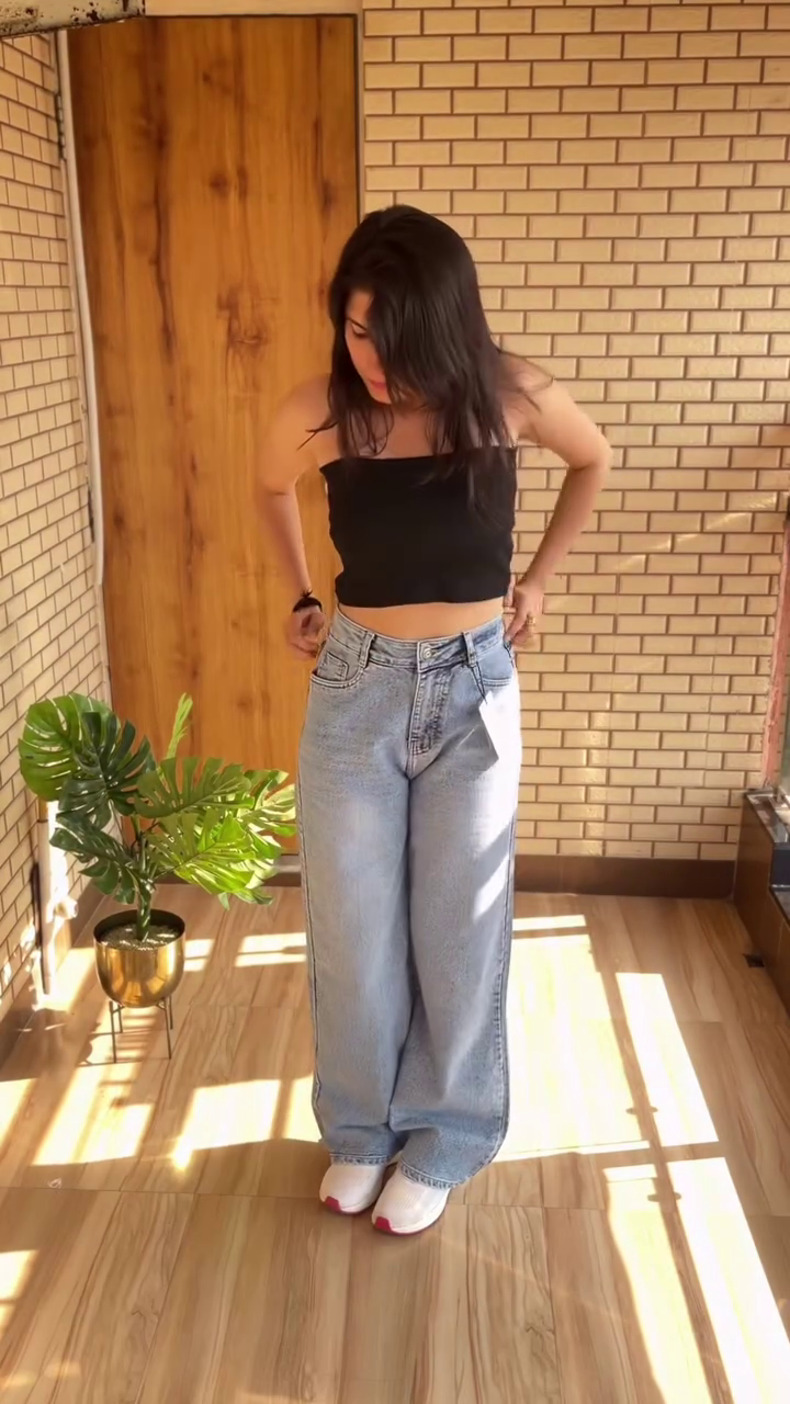 Effortless Street Style: Wide-Leg Baggy Denim Jeans