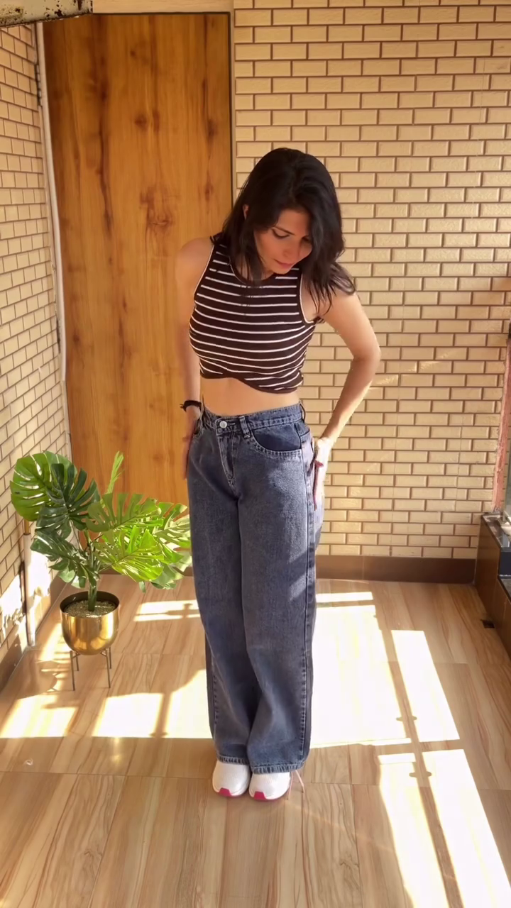 Effortless Street Style: Wide-Leg Baggy Denim Jeans