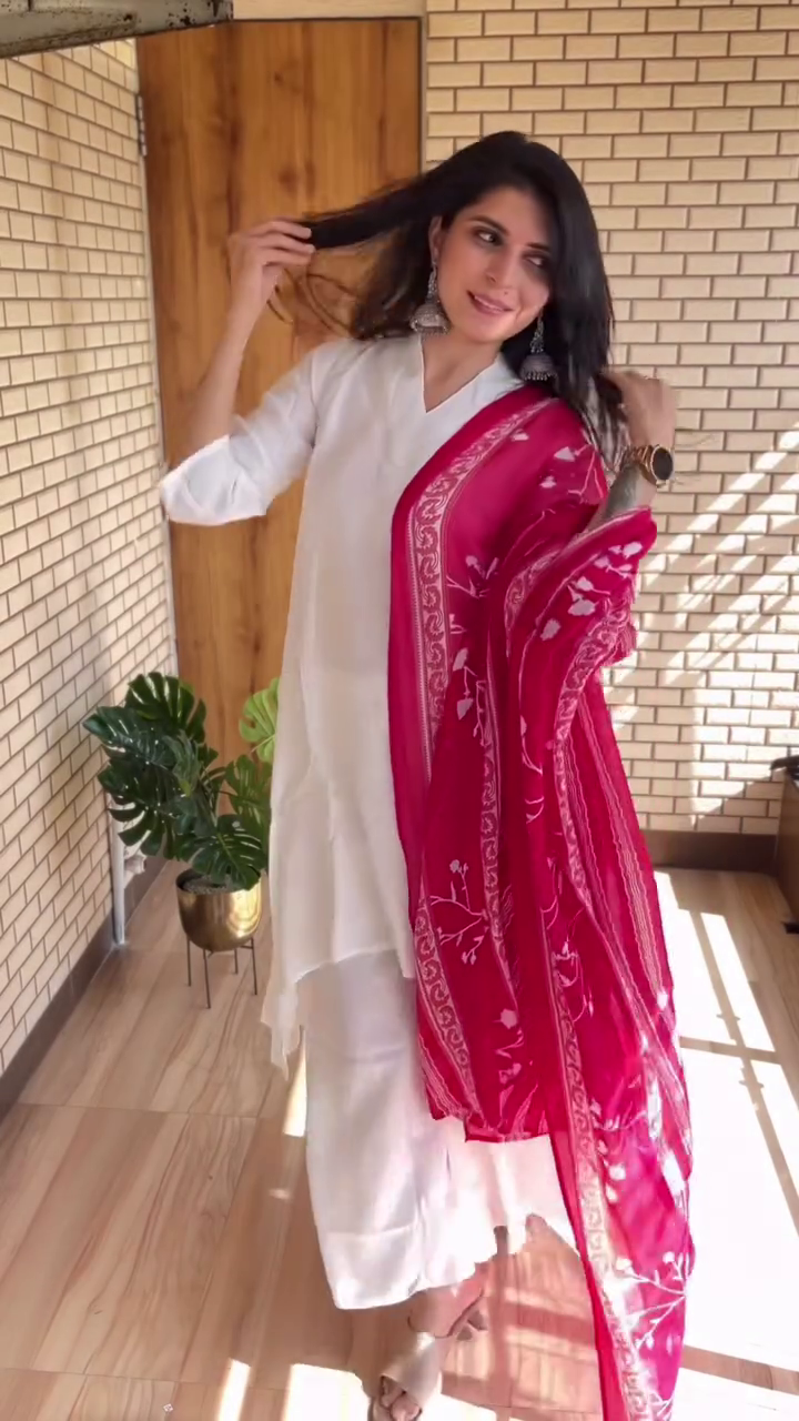 Elegant Tradition: Pink Indo Era Solid Kurta Pant Set with V-Neck and Dupatta