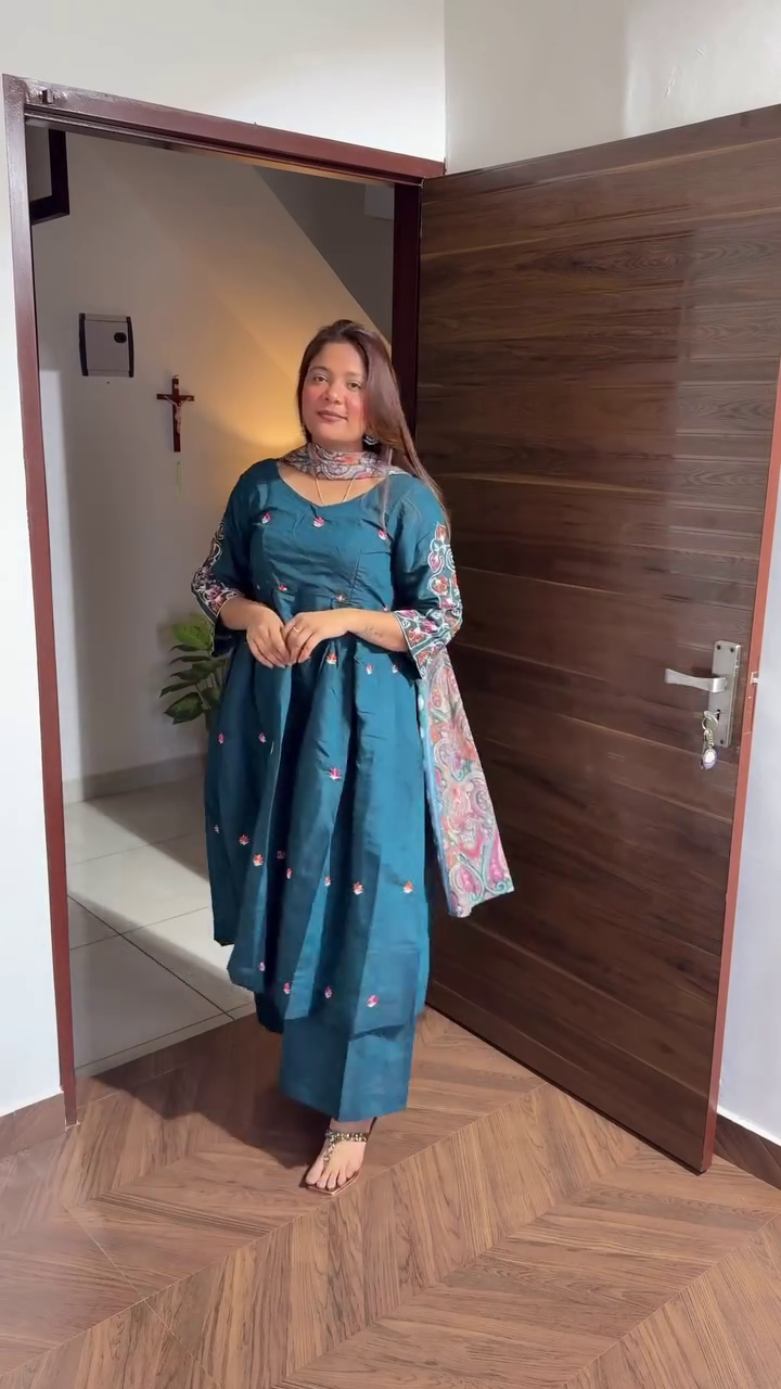 Elegant Lilac: Women’s Embroidered V-Neck Tunic with Palazzo Co-ord Set