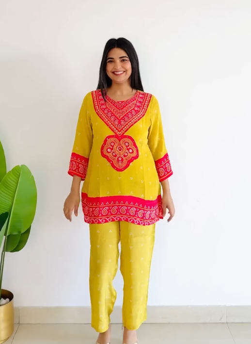 Fresh & Elegant: Women’s Green Floral Printed Pure Crepe Co-ord Set with Kurta and Wide-Leg Pants