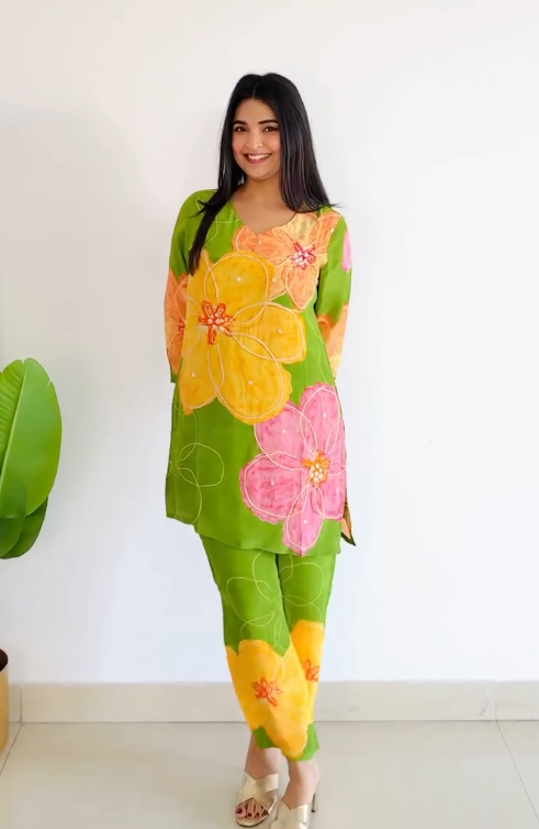 Fresh & Elegant: Women’s Green Floral Printed Pure Crepe Co-ord Set with Kurta and Wide-Leg Pants