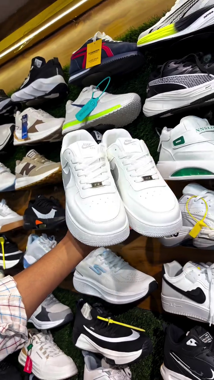 Versatile & Sleek: Classic White Shoes for Men and Women