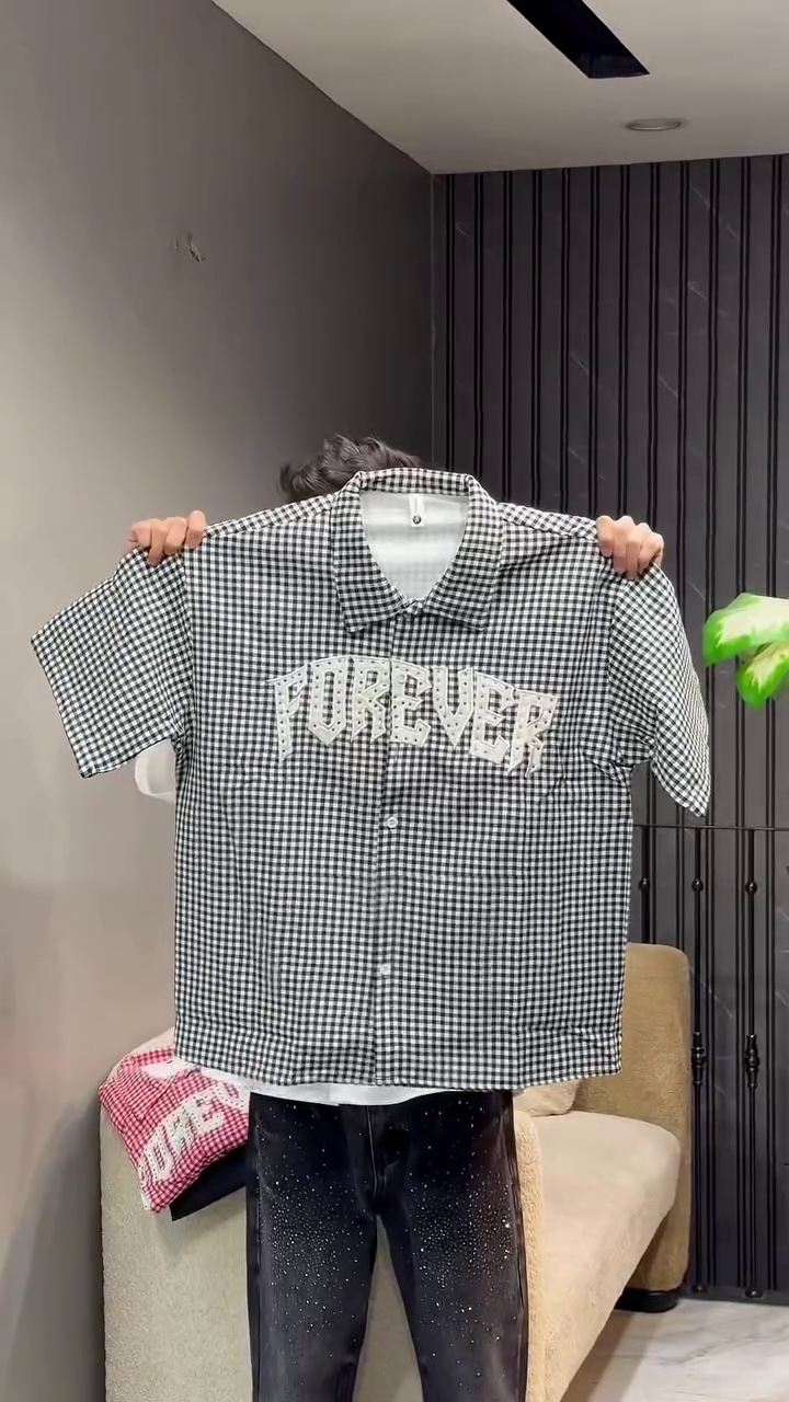 Casual Edge: Short-Sleeved Plaid Shirt with Graphic Print