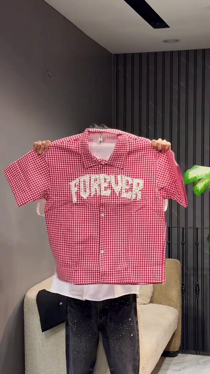 Casual Edge: Short-Sleeved Plaid Shirt with Graphic Print