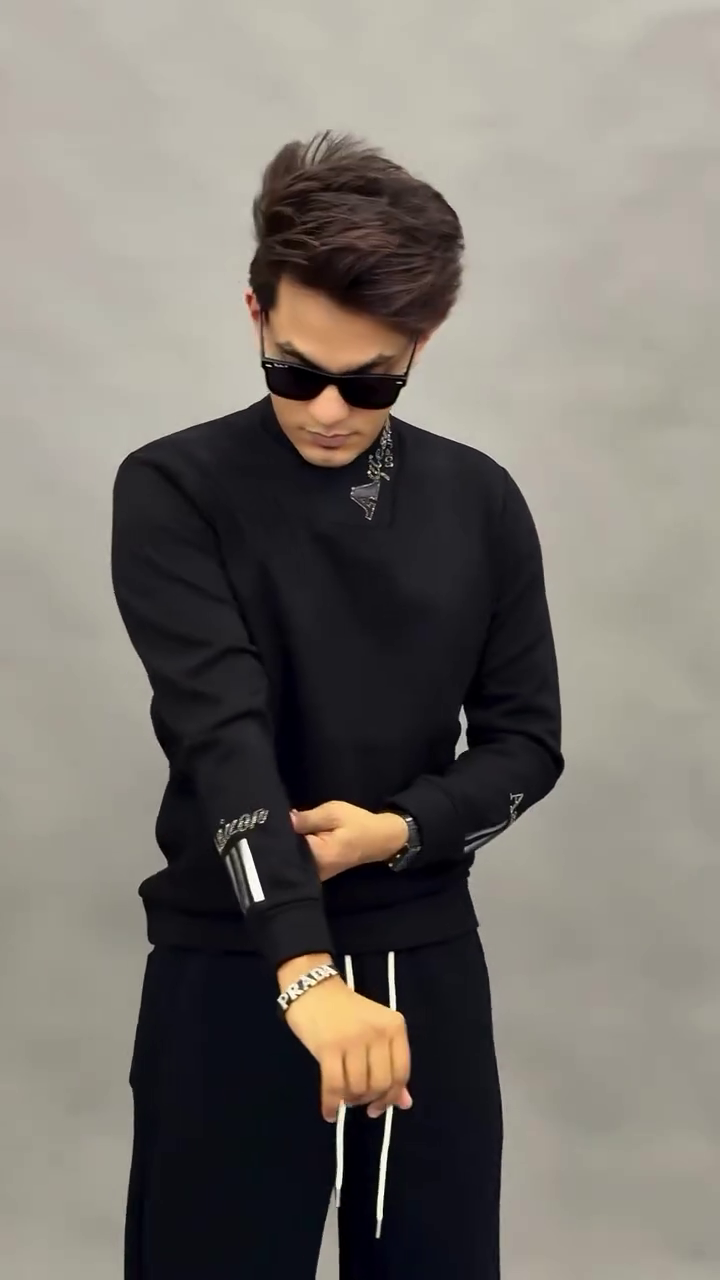 Man Wearing Black Quarter-Zip Long-Sleeve Sweater – Minimalist Smart Casual Winter Style