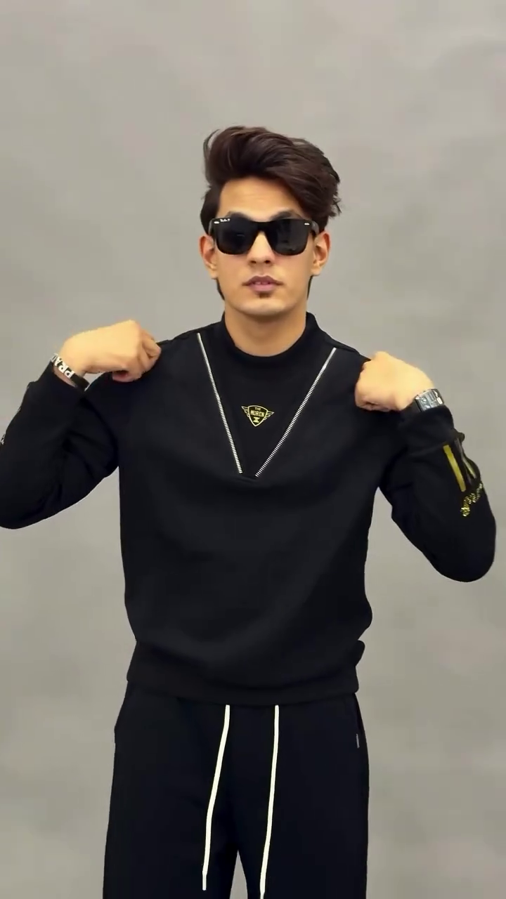 Man Wearing Black Quarter-Zip Long-Sleeve Sweater – Minimalist Smart Casual Winter Style