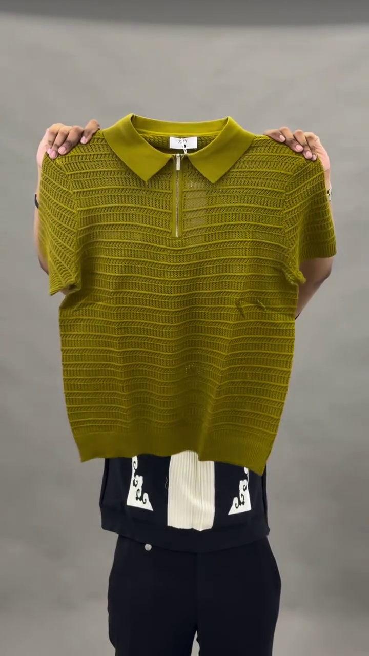 Men’s Textured Half-Zip Knitted Polo – Modern Smart Casual Style with Sleek Zip Detail