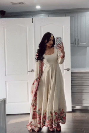 👑💮 Regal Cream Anarkali with Pink Blossoms 🌸💫