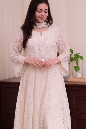 👑✨ "Elegant Off-White Lace Anarkali Suit Set with Dupatta & Straight Pants" ✨👑